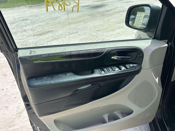 2015-chrysler-town-&-country-image-13