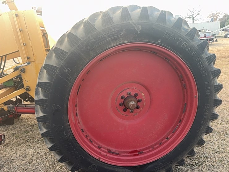 kbh-gooseneck-applicator-on-12-row-38”-rows-image-19