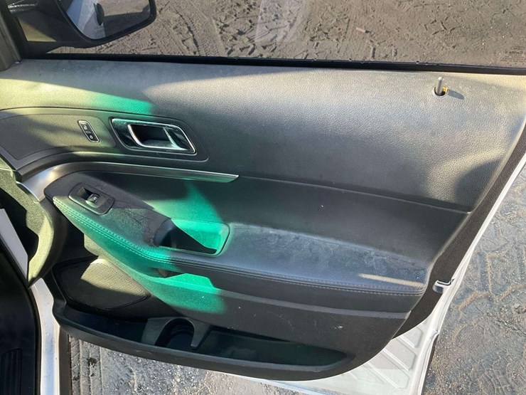 2016-ford-explorer-image-24