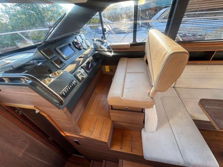2015-sealine-f380-boat-image-17