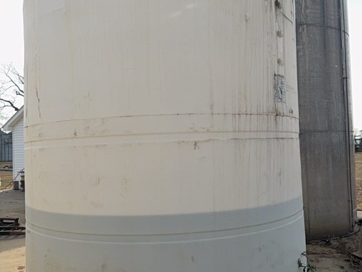 6000-gallon-upright-poly-tank-last-used-for-24%-nitrogen-(contents-do-not-go-with-unit-and-will-be-removed-prior-to-auction)￼-image-8
