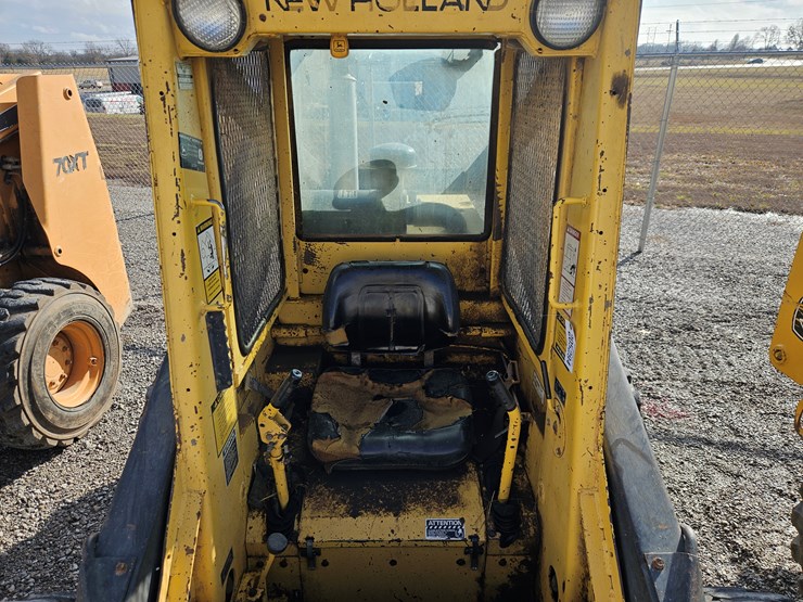 new-holland-l785-image-7