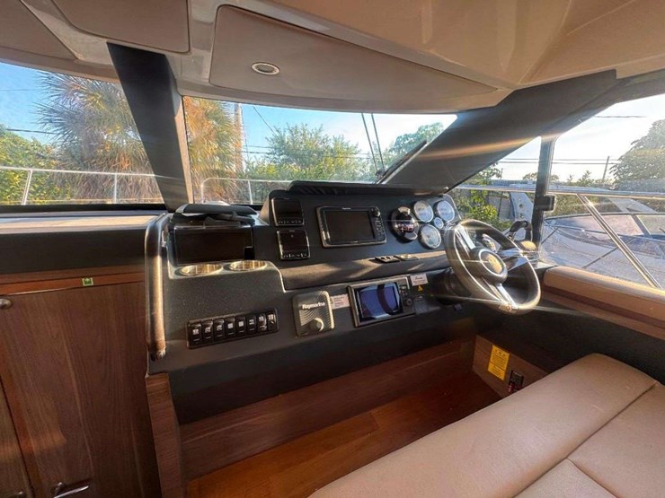 2015-sealine-f380-boat-image-15