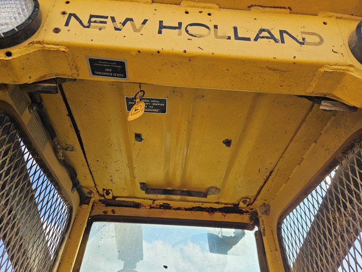 new-holland-l785-image-8