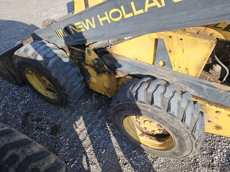 new-holland-l785-image-19