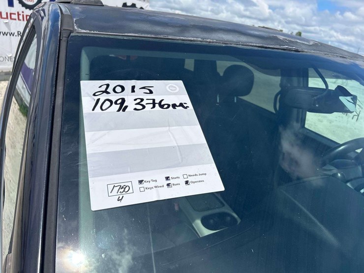 2015-chrysler-town-&-country-image-23