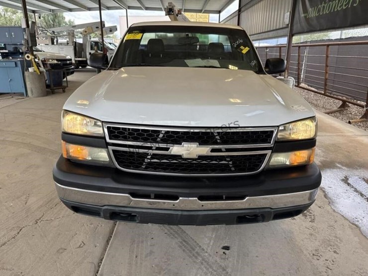 2006-chevrolet-silverado-1500-image-3