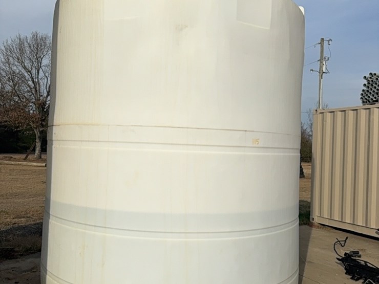 6000-gallon-upright-poly-tank-last-used-for-24%-nitrogen-(contents-do-not-go-with-unit-and-will-be-removed-prior-to-auction)￼-image-3