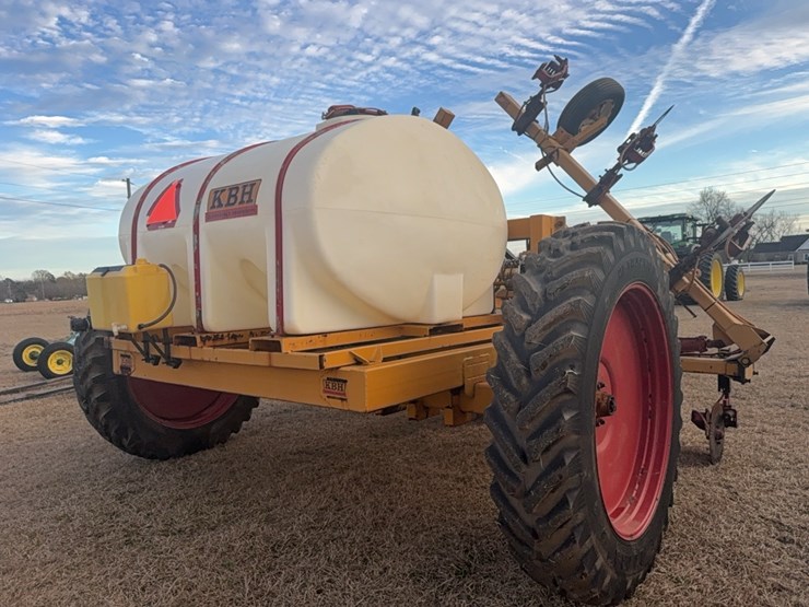 kbh-gooseneck-applicator-on-12-row-38”-rows-image-28