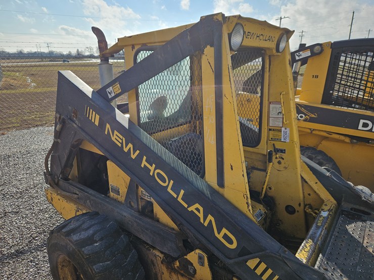 new-holland-l785-image-12