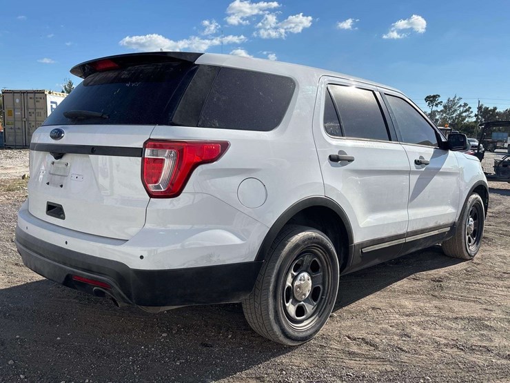 2017-ford-explorer-image-3