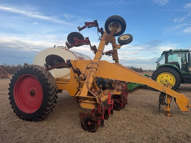 kbh-gooseneck-applicator-on-12-row-38”-rows-image-4