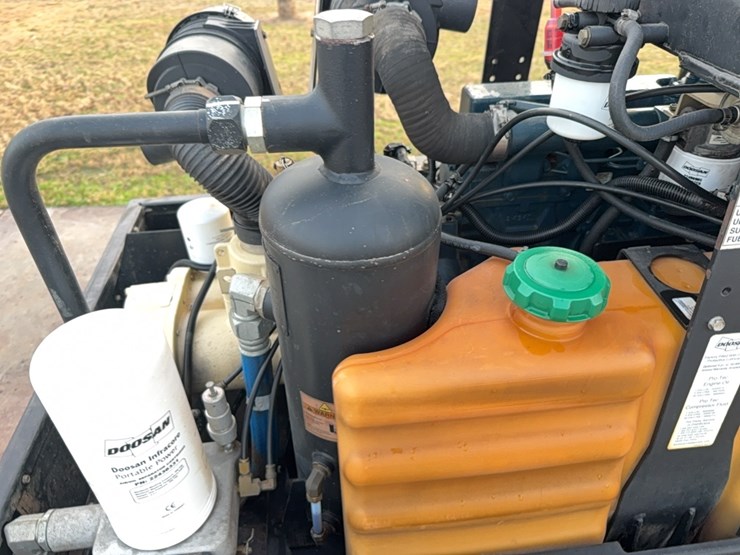 doosan--trailer-type-air-compressor-image-9