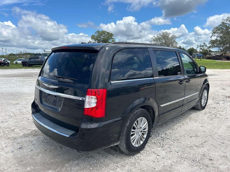 2015-chrysler-town-&-country-image-3