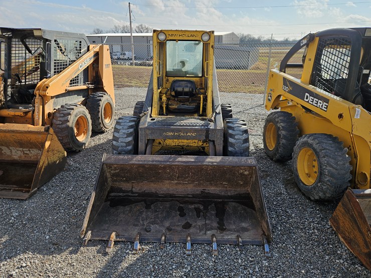 new-holland-l785-image-2