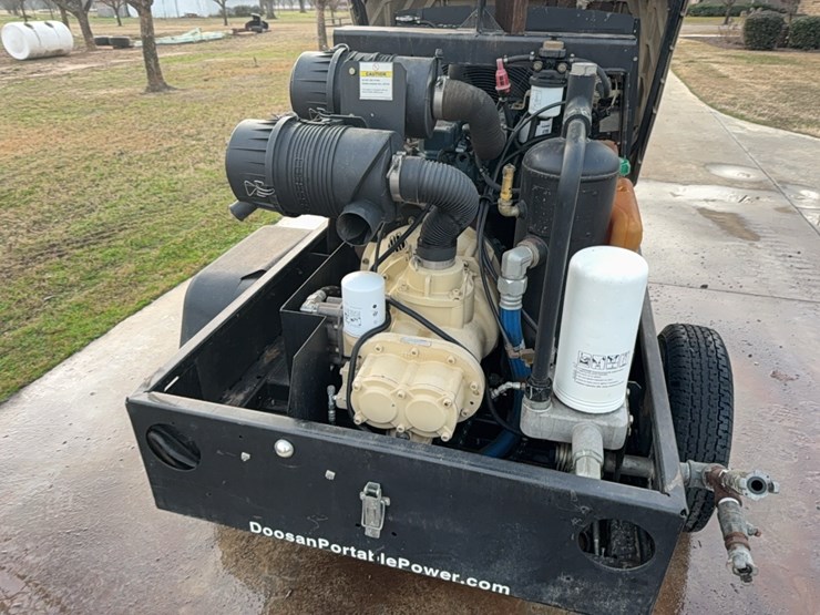 doosan--trailer-type-air-compressor-image-13