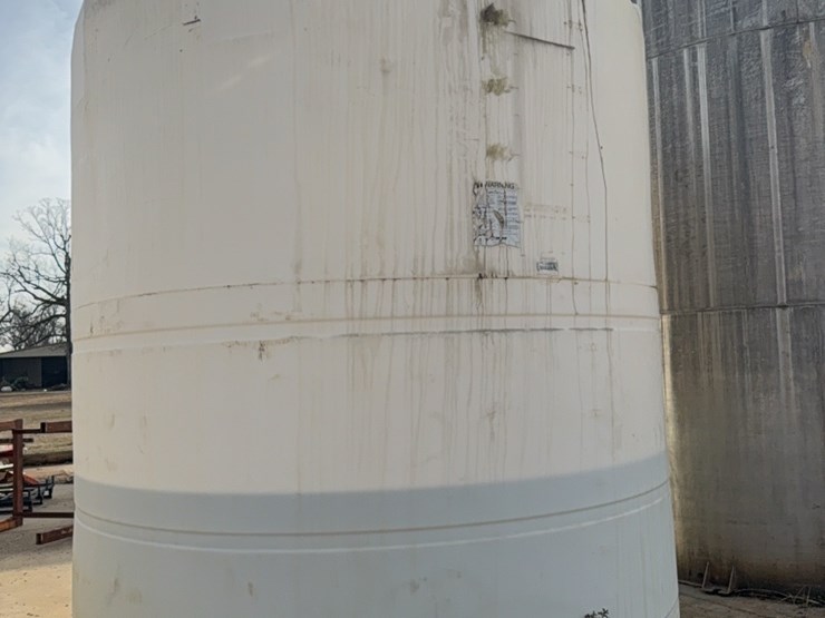 6000-gallon-upright-poly-tank-last-used-for-24%-nitrogen-(contents-do-not-go-with-unit-and-will-be-removed-prior-to-auction)￼-image-10