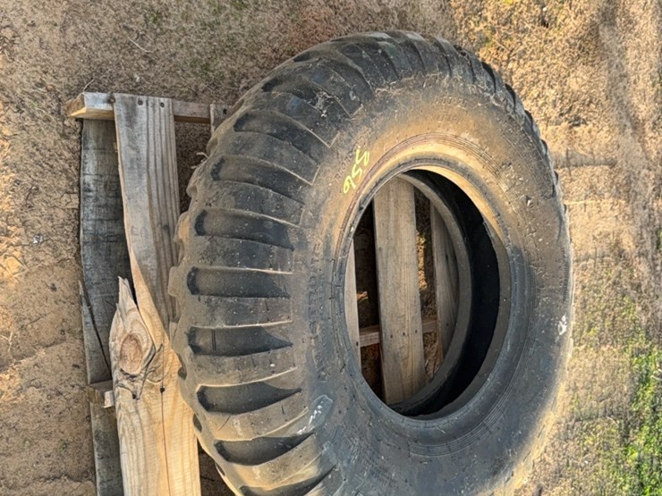 11.00–20-tire-image-5