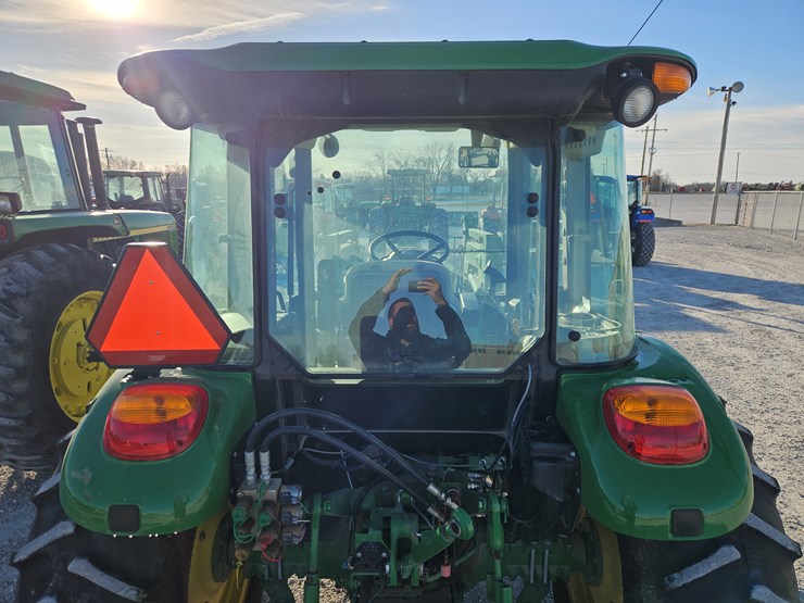 2020-john-deere-5075e-image-12