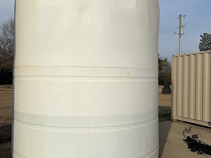 6000-gallon-upright-poly-tank-last-used-for-24%-nitrogen-(contents-do-not-go-with-unit-and-will-be-removed-prior-to-auction)￼-image-2