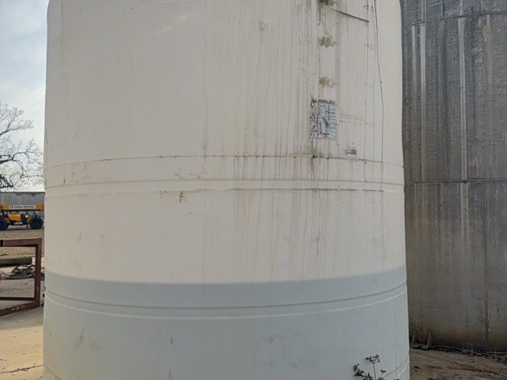 6000-gallon-upright-poly-tank-last-used-for-24%-nitrogen-(contents-do-not-go-with-unit-and-will-be-removed-prior-to-auction)￼-image-14