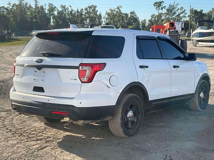 2016-ford-explorer-image-3