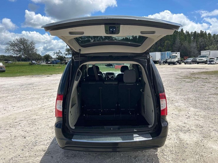 2015-chrysler-town-&-country-image-20