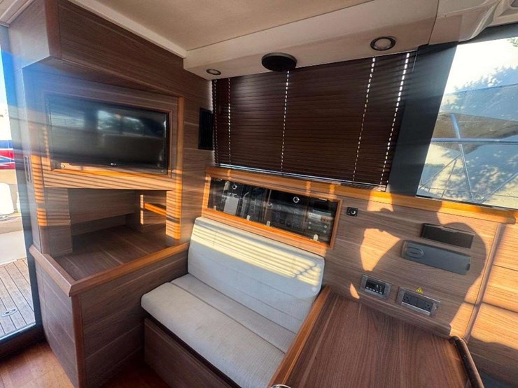 2015-sealine-f380-boat-image-18