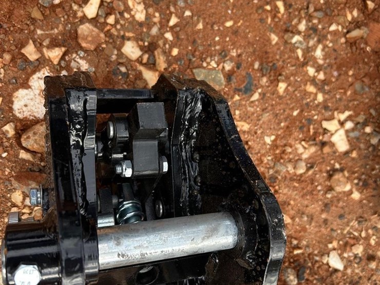 iranch-mini-excavator-quick-coupler-image-2