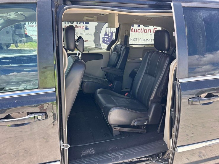 2015-chrysler-town-&-country-image-16