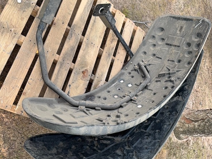 pair-of-john-deere-front-wheel-shields-(four-bolt-connection)-image-1