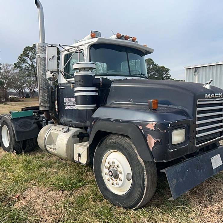 1992 MACK ROAD TRACTOR, MACK INGINE, WET LINE KIT, CAMEL BACK SUSPENSION, EATON TRANSMISSION, HAULED GRAIN THIS FALL TO THE MILL