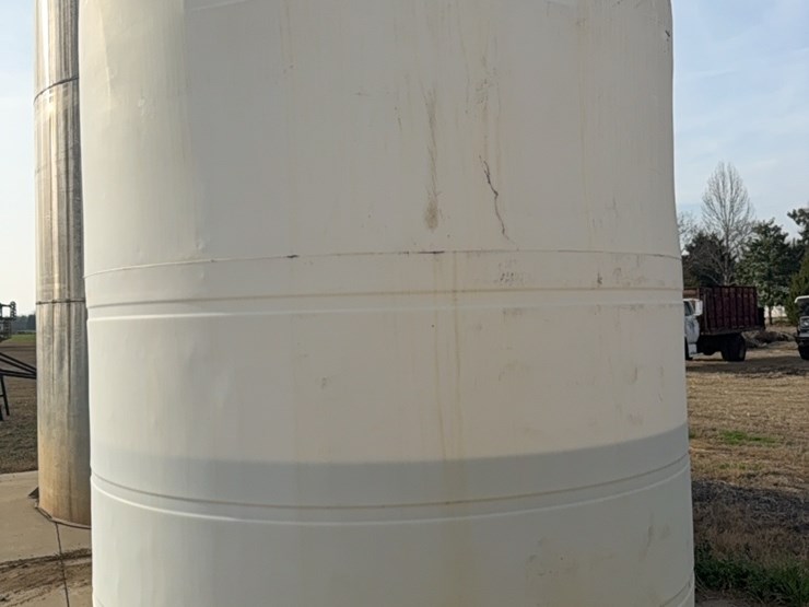6000-gallon-upright-poly-tank-last-used-for-24%-nitrogen-(contents-do-not-go-with-unit-and-will-be-removed-prior-to-auction)￼-image-5