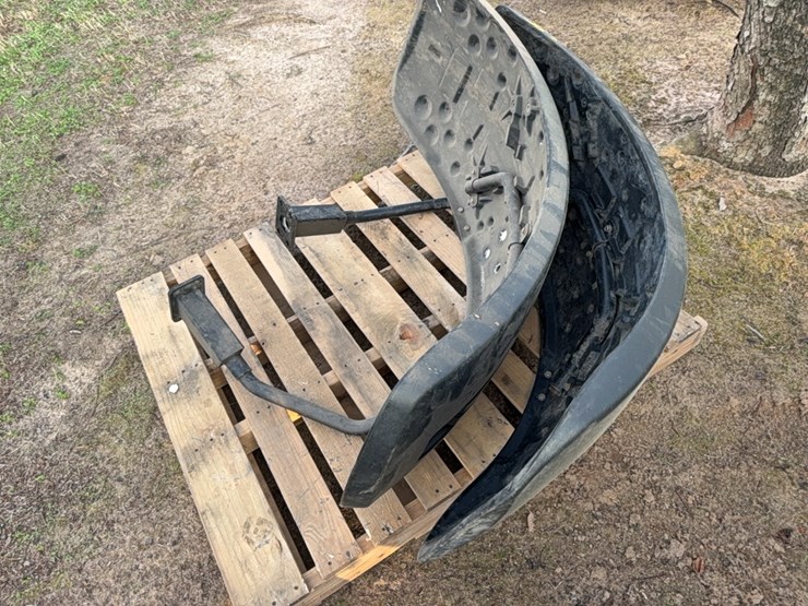 pair-of-john-deere-front-wheel-shields-(four-bolt-connection)-image-4