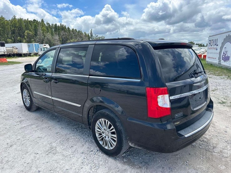 2015-chrysler-town-&-country-image-4