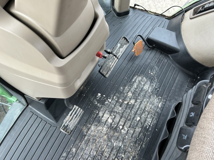 2015-john-deere-8320r-image-17