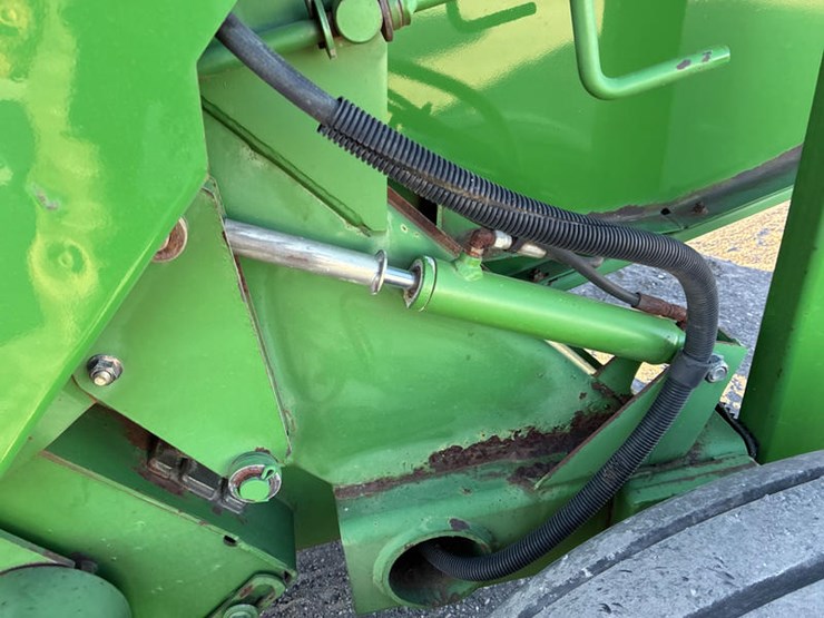 2009-john-deere-568-image-33