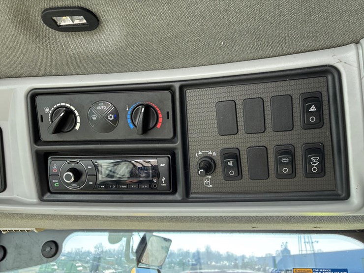 2018-new-holland-cr8.90-image-103