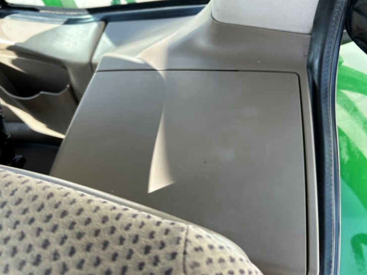 2012-john-deere-8310r-image-32