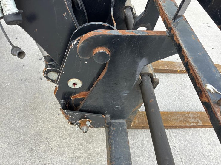 2019-caterpillar-tl1055d-image-18