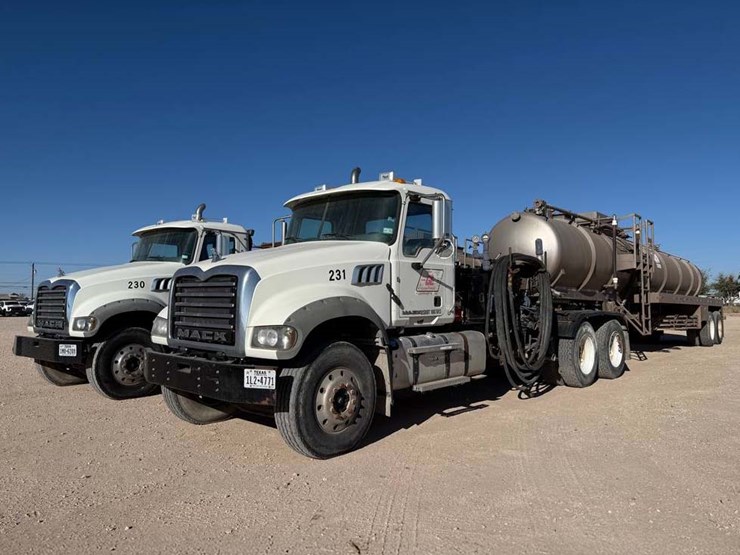 2015-mack-granite-gu713-image-1