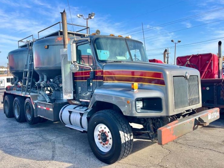 2004-international-paystar-5600i-image-1