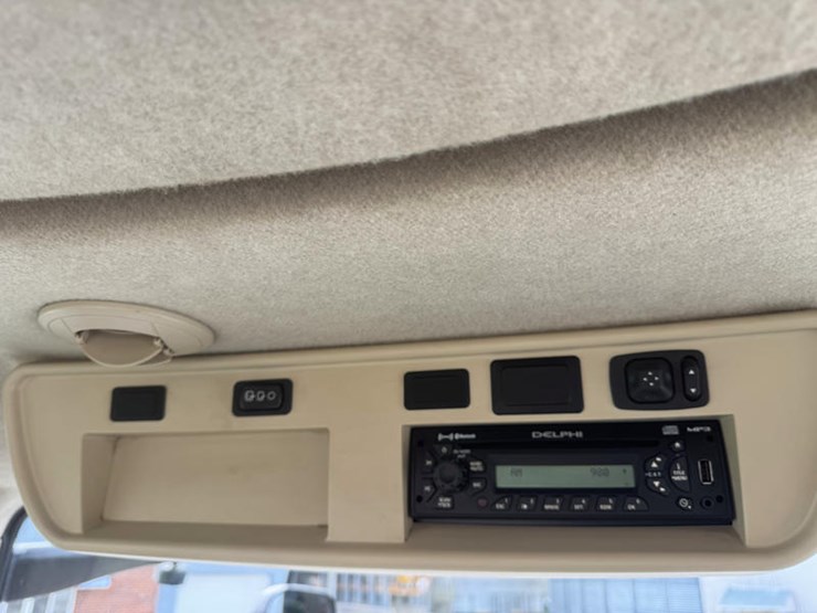 2011-john-deere-8335r-image-64