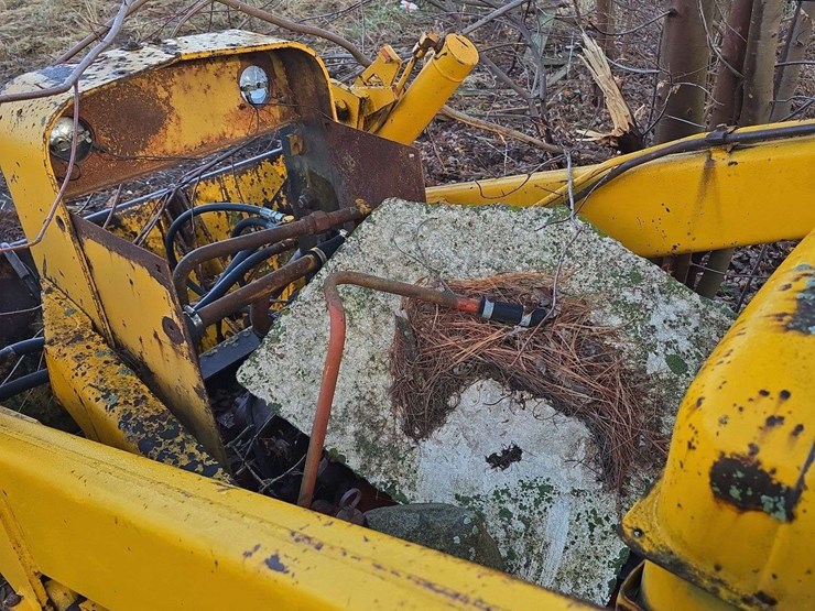 case-tractor-backhoe-with-loader,-2wd,-outriggers,-no-motor,-has-been-sitting-image-11