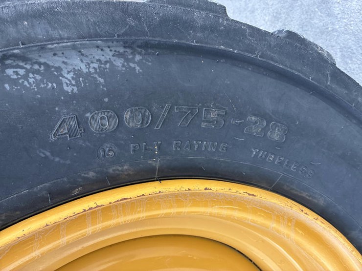 2019-caterpillar-tl1055d-image-39