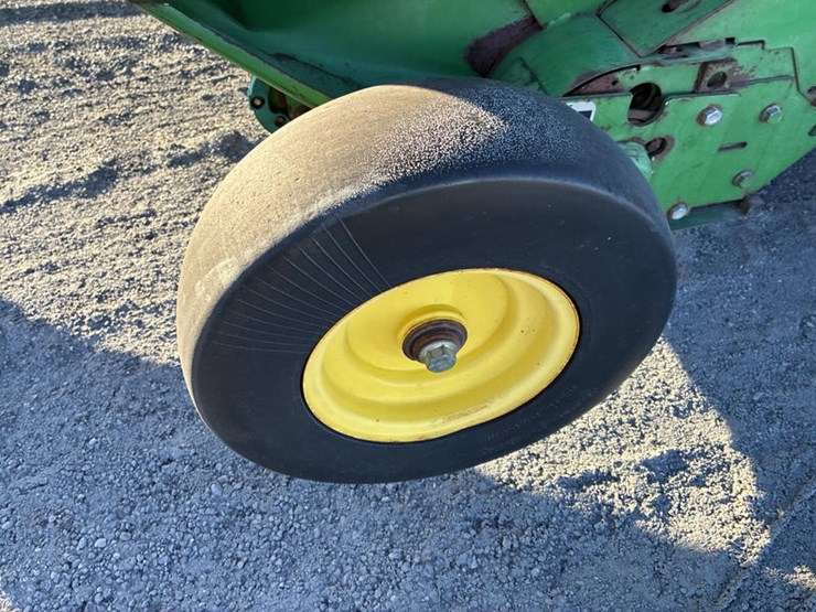 2009-john-deere-568-image-31