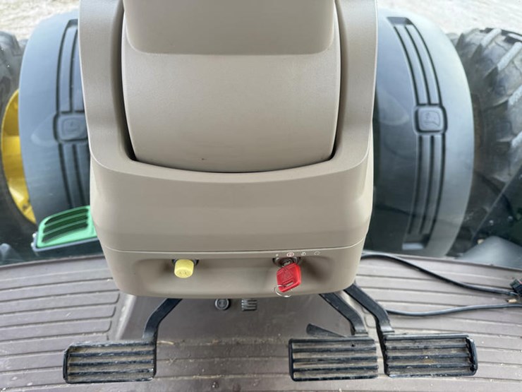 2011-john-deere-8335r-image-63