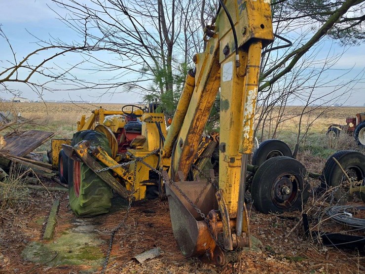 case-tractor-backhoe-with-loader,-2wd,-outriggers,-no-motor,-has-been-sitting-image-5