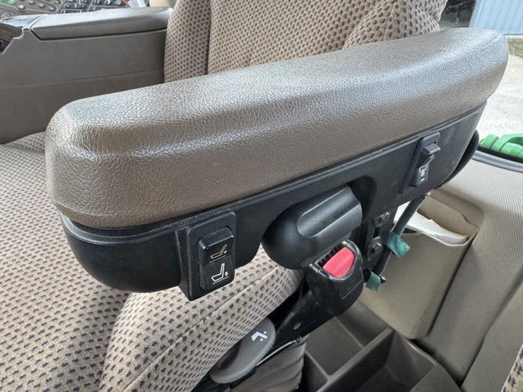 2011-john-deere-8335r-image-54