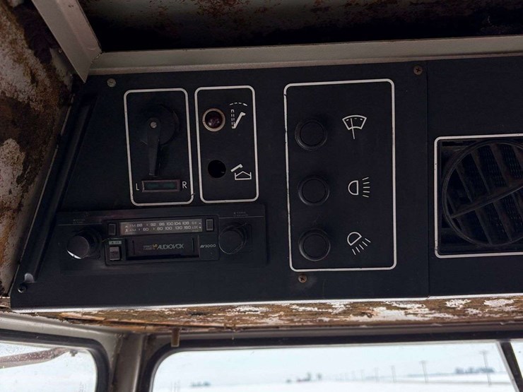 1990-massey-ferguson-8570-image-19